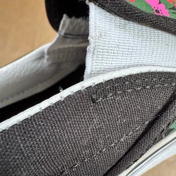 Vans Unisex Classic Slip On in Bright Floral on Black. Size M6.5/W8 - Picture 6 of 8